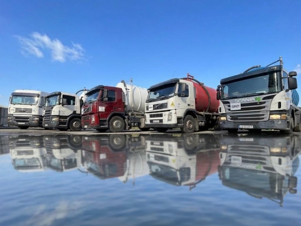 Szambiarki Szambo Lublin ustawione w rzędzie – flota do wywozu szamba w Lublinie i okolicach