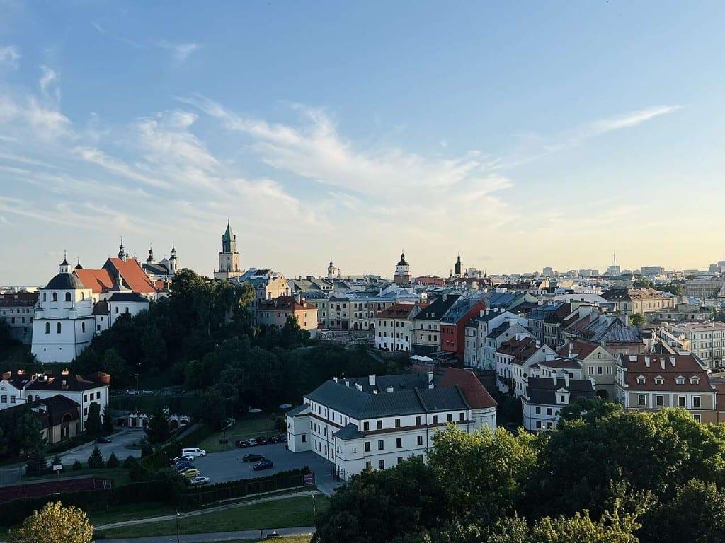 Panorama Starego Miasta w Lublinie – widok na zabytkową zabudowę i zieleń